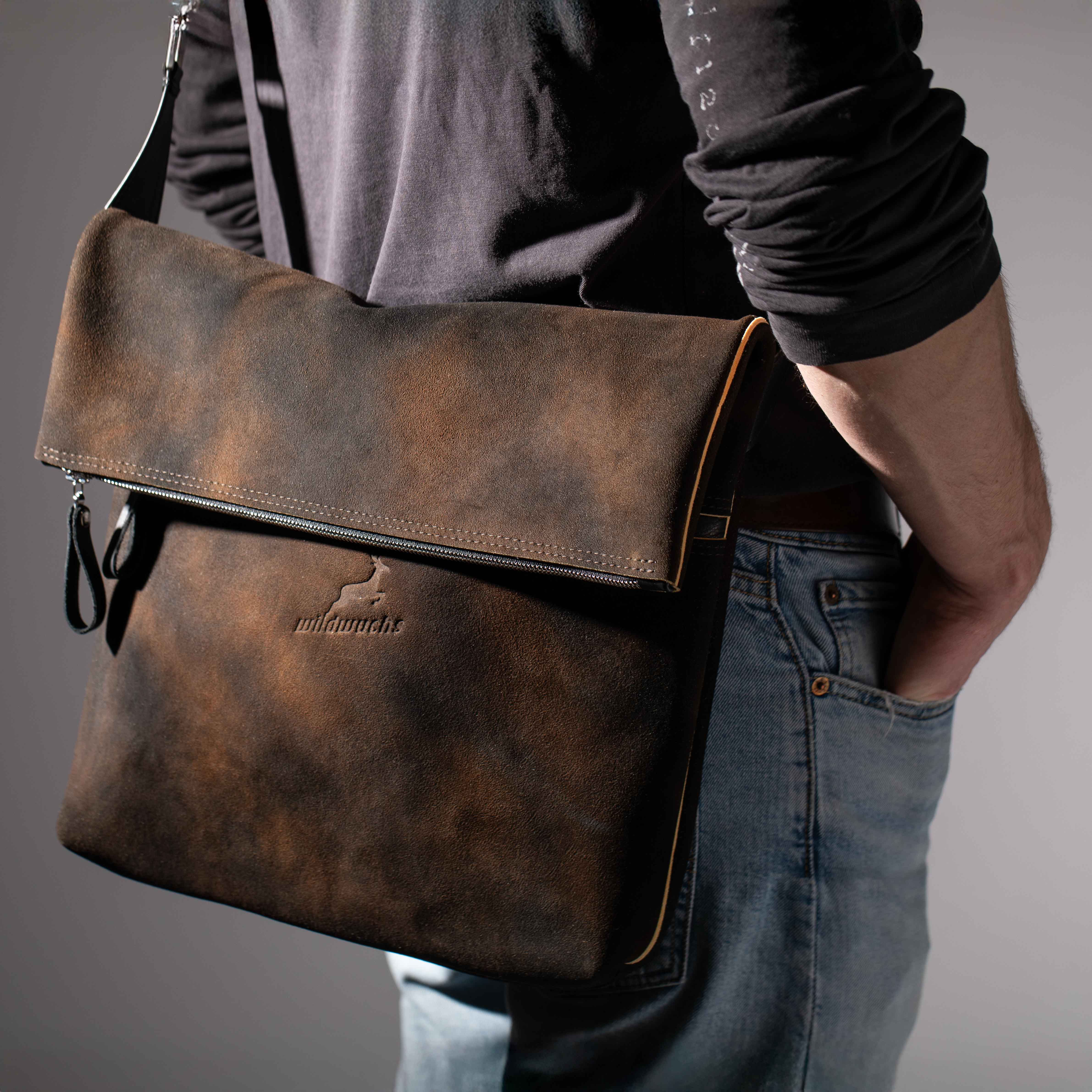 London Flap Bag Made from Deer Leather – Lightweight, Customizable